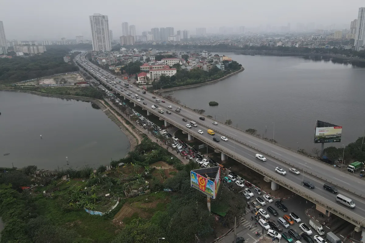 Giao thông hỗn loạn tại cửa ngõ phía Nam trong ngày làm việc cuối cùng trước Tết - Ảnh 3.