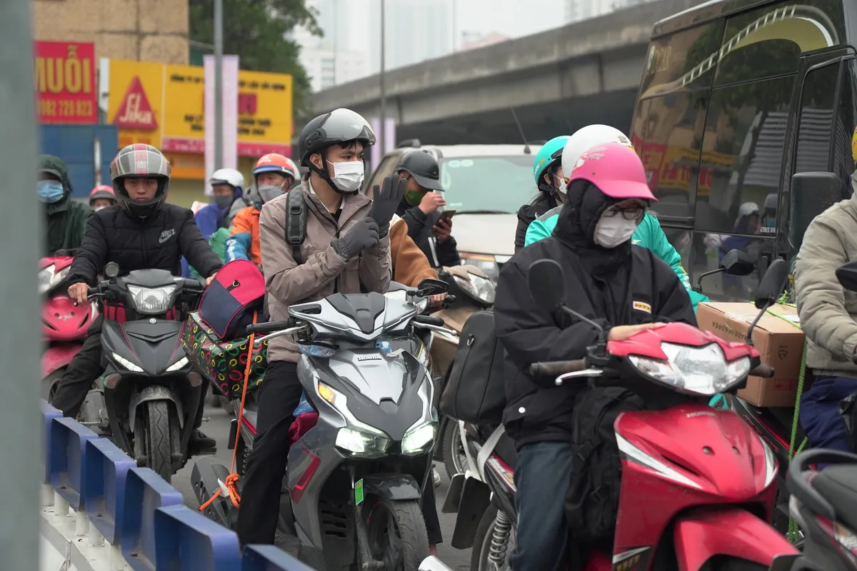 Giao thông hỗn loạn tại cửa ngõ phía Nam trong ngày làm việc cuối cùng trước Tết - Ảnh 2.