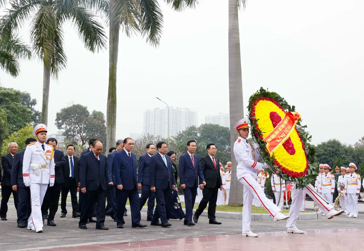 Lãnh đạo Đảng, Nhà nước vào Lăng viếng Bác nhân dịp Tết Nguyên đán Giáp Thìn 2024 - Ảnh 7.