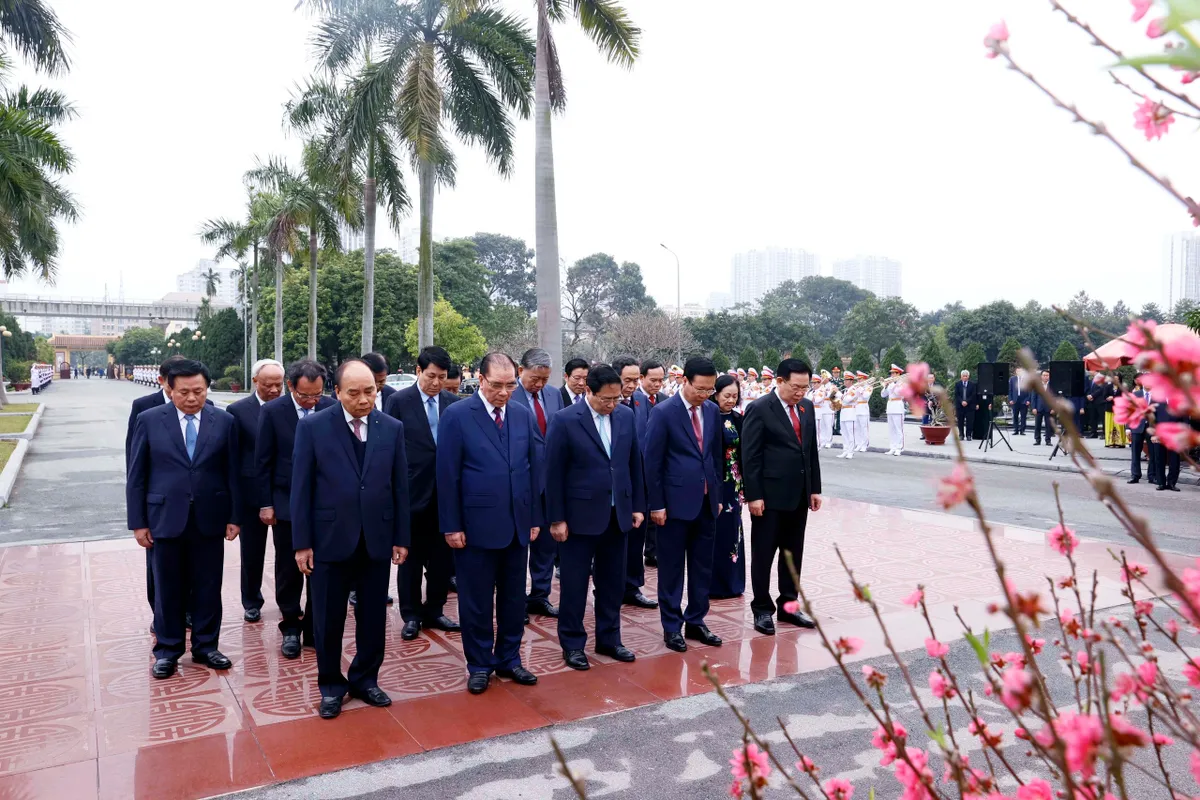 Lãnh đạo Đảng, Nhà nước vào Lăng viếng Bác nhân dịp Tết Nguyên đán Giáp Thìn 2024 - Ảnh 8.