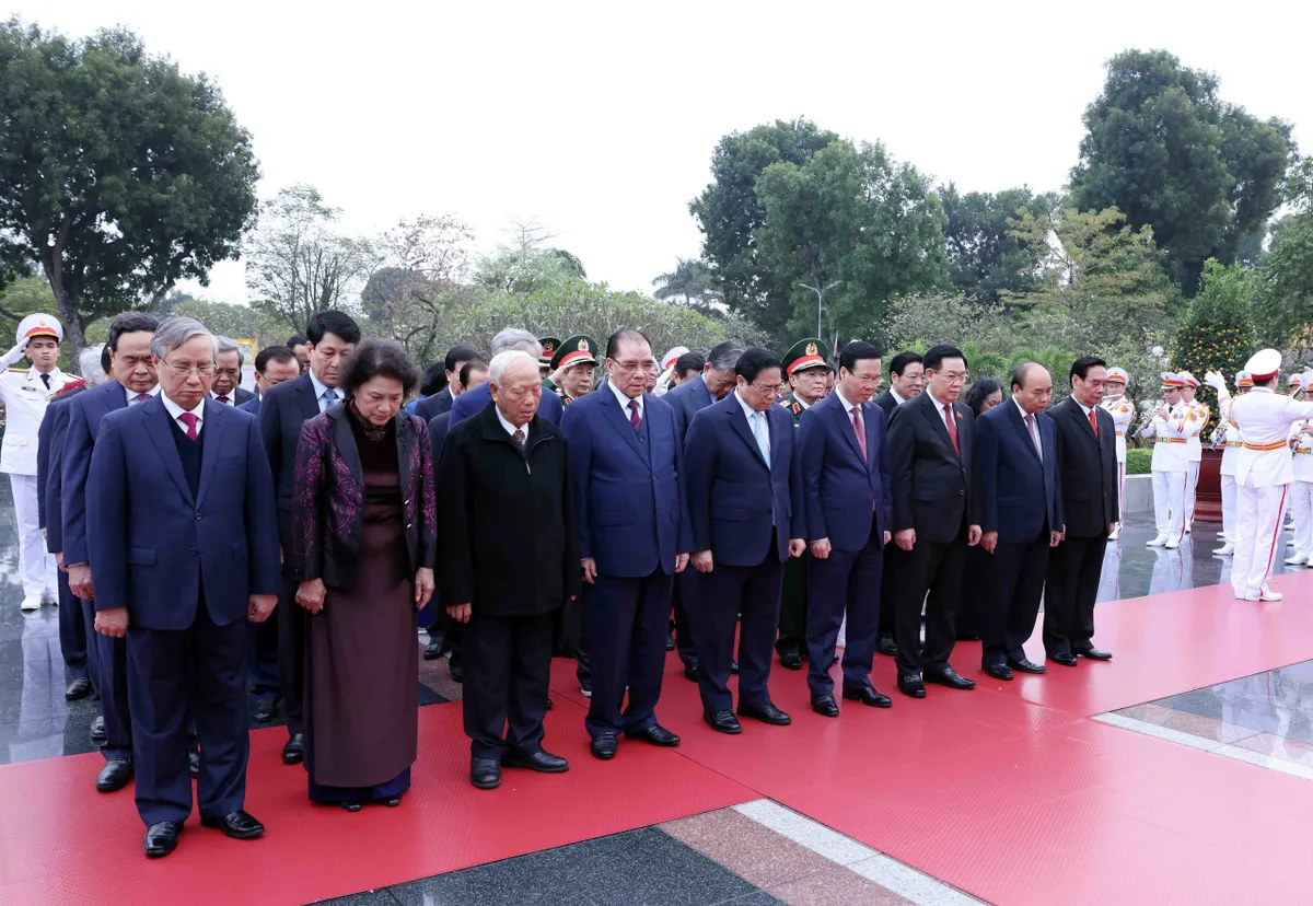 Lãnh đạo Đảng, Nhà nước vào Lăng viếng Bác nhân dịp Tết Nguyên đán Giáp Thìn 2024 - Ảnh 4.