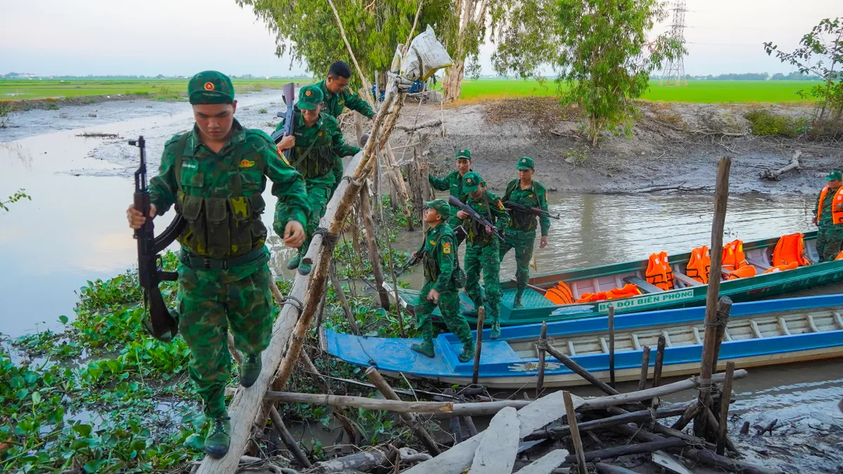 Bộ đội biên phòng ngày đêm mật phục chống buôn lậu những ngày cận Tết - Ảnh 3.