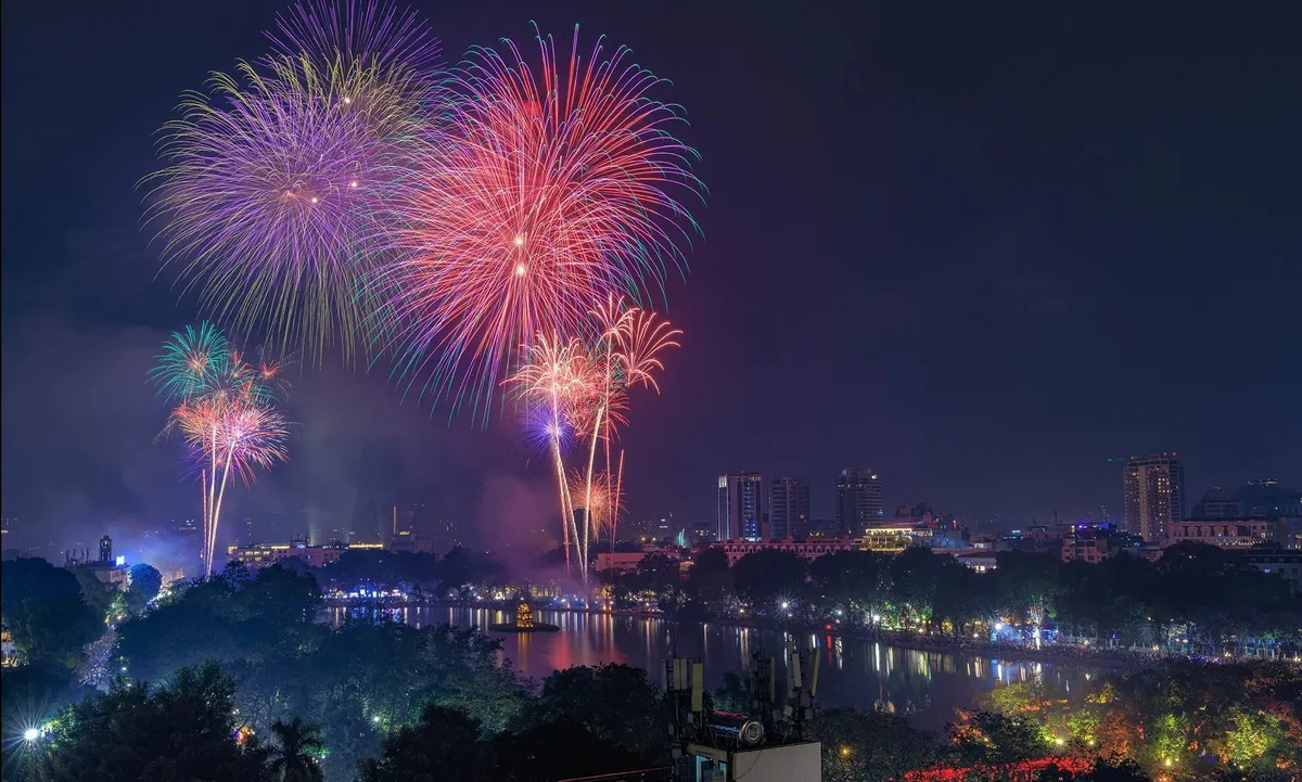 Pháo hoa rực sáng, lung linh trên bầu trời Thủ đô chào đón Xuân Giáp Thìn - Ảnh 6.