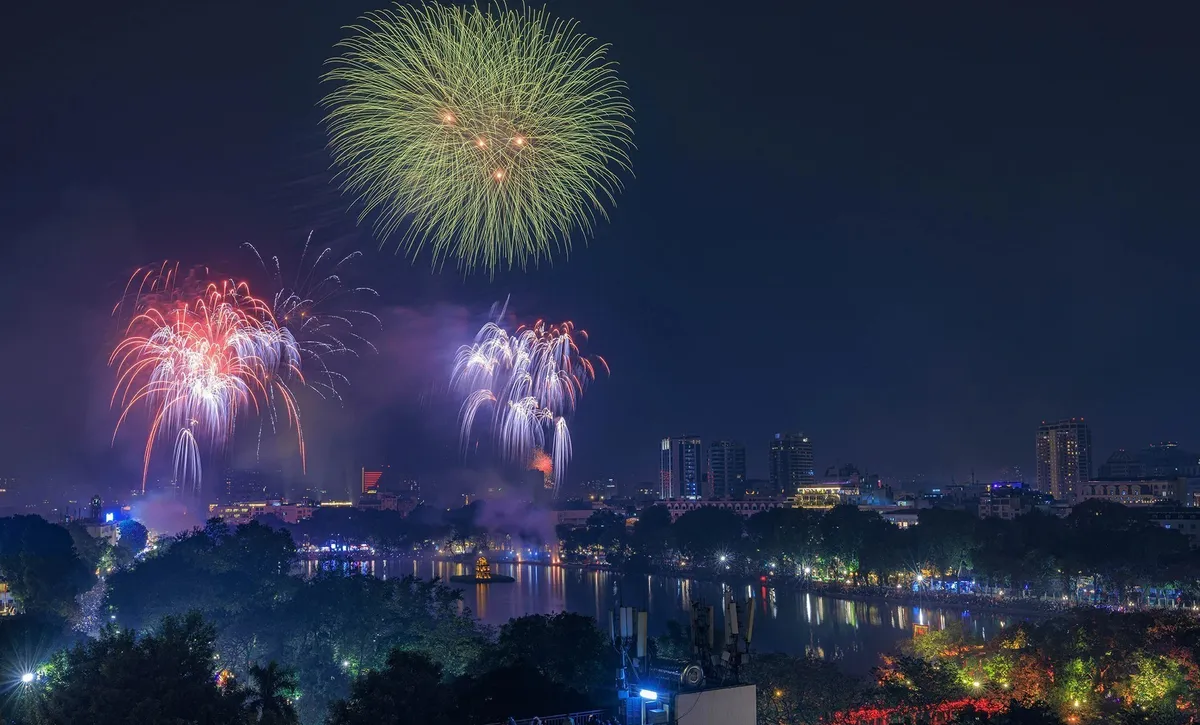 Pháo hoa rực sáng, lung linh trên bầu trời Thủ đô chào đón Xuân Giáp Thìn - Ảnh 7.