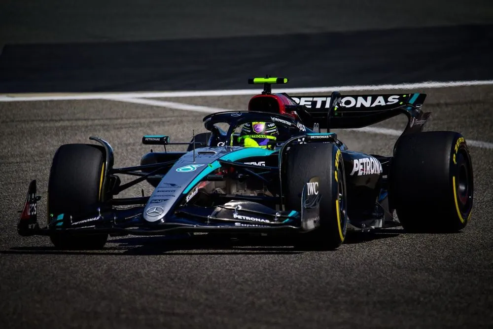 Đua xe F1 | Đội đua Mercedes g&acirc;y bất ngờ trong phi&ecirc;n chạy thử tại GP Bahrain - Ảnh 1.