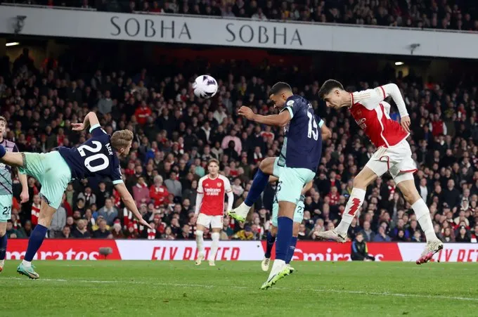 Arsenal vươn l&ecirc;n dẫn đầu Ngoại hạng Anh, Man Utd t&igrave;m lại niềm vui chiến thắng   - Ảnh 1.