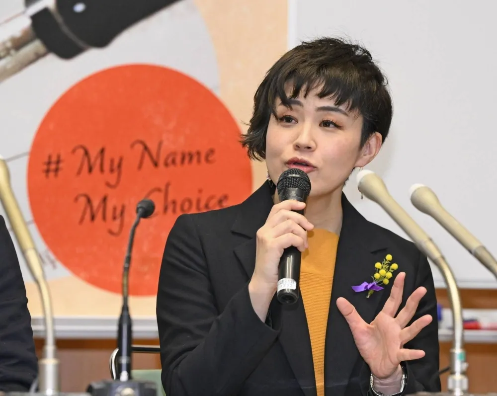 Vụ kiện giữ họ sau kết h&ocirc;n thu h&uacute;t ng&agrave;y c&agrave;ng nhiều sự ủng hộ ở Nhật Bản - Ảnh 1.