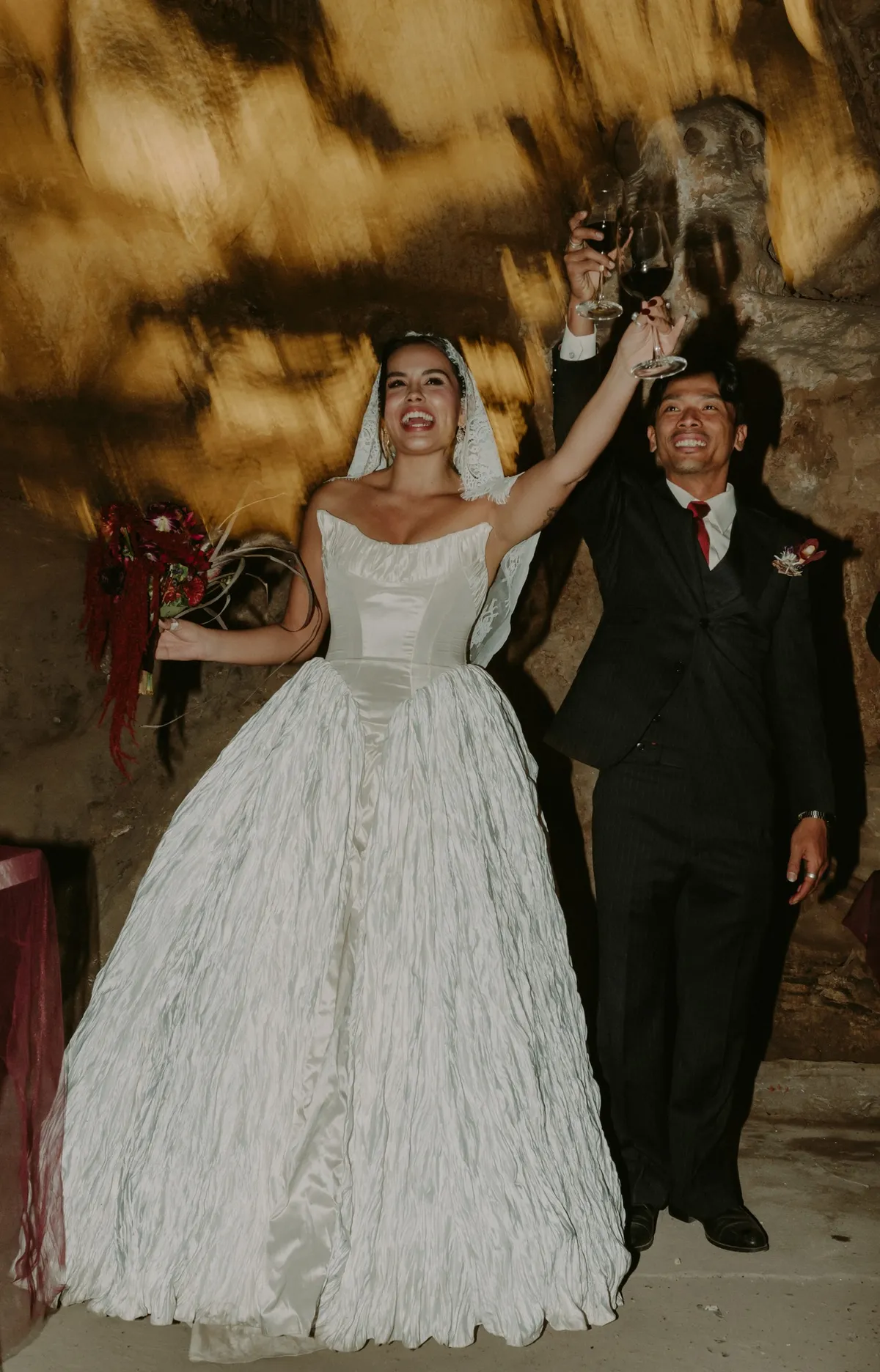 Khoảnh khắc đẹp khi lễ cưới tổ chức trong hang động ở Quảng Ninh - Ảnh 1.