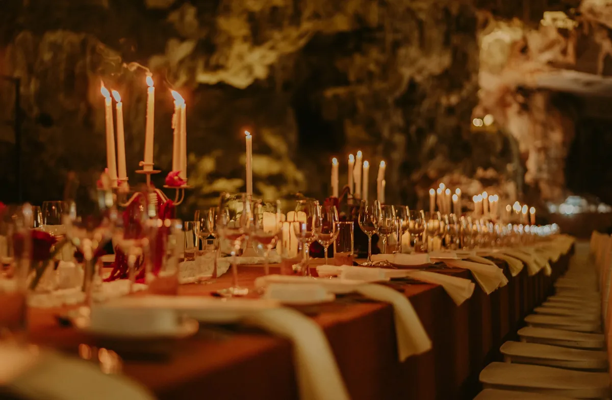 Khoảnh khắc đẹp khi lễ cưới tổ chức trong hang động ở Quảng Ninh - Ảnh 3.