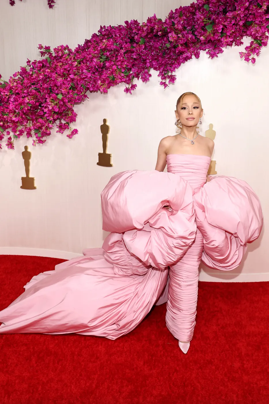 Thảm đỏ Oscar 2024: Margot Robbie khoẻ vẻ quyến rũ, Ariana Grande hoá thành công chúa - Ảnh 6.