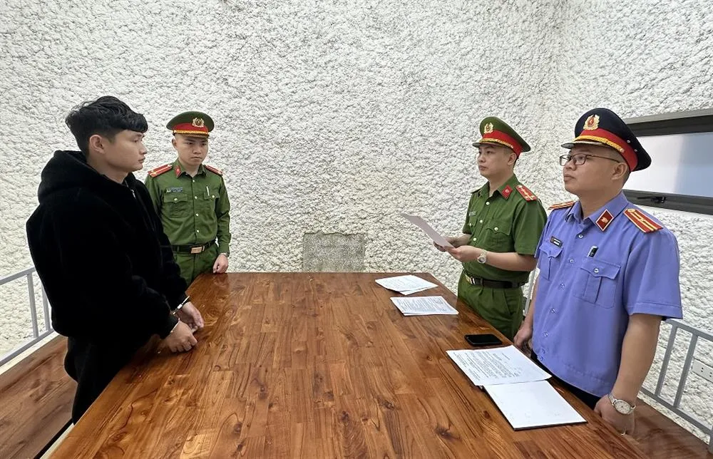 Khởi tố 2 thanh ni&ecirc;n lạng l&aacute;ch, đ&aacute;nh v&otilde;ng, cản trở giao th&ocirc;ng tr&ecirc;n quốc lộ - Ảnh 1.