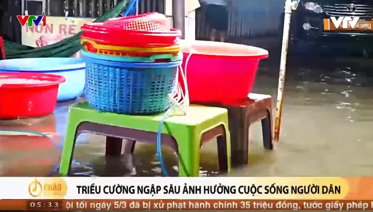 Triều cường ngập sâu ảnh hưởng cuộc sống người dân - Ảnh 1.