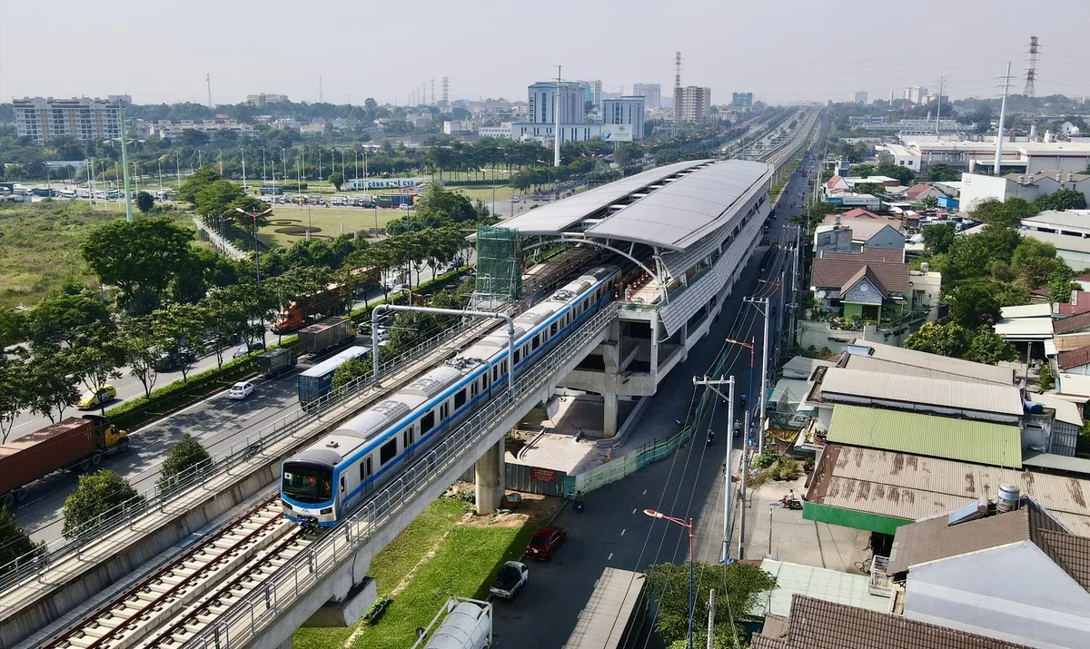 Tuyến Metro số 1 lùi thời gian hoạt động thương mại đến cuối năm 2024 - Ảnh 1.