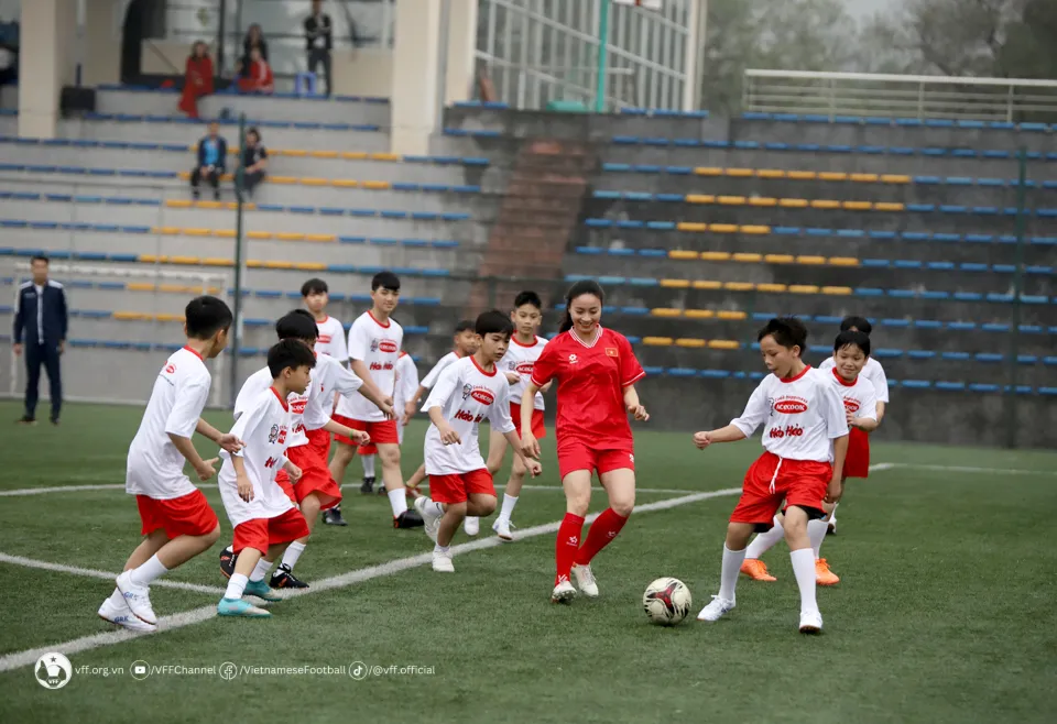 C&aacute;c tuyển thủ giao lưu c&ugrave;ng c&aacute;c em nhỏ l&agrave;ng Trẻ Em SOS Việt Nam  - Ảnh 6.