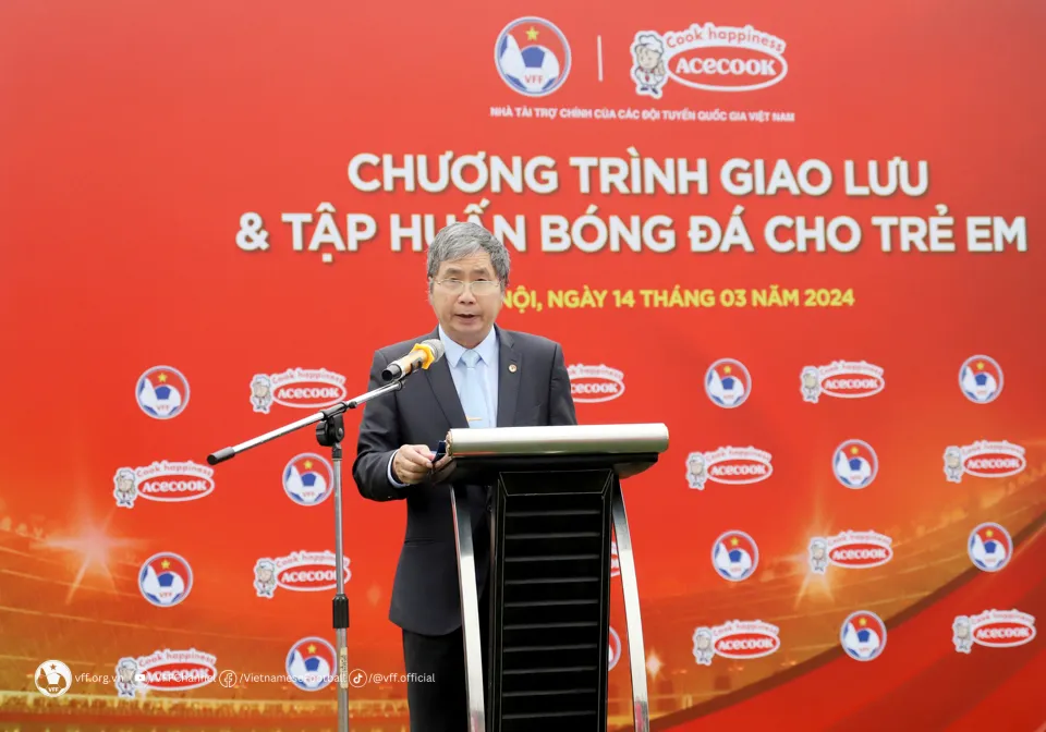 C&aacute;c tuyển thủ giao lưu c&ugrave;ng c&aacute;c em nhỏ l&agrave;ng Trẻ Em SOS Việt Nam  - Ảnh 2.