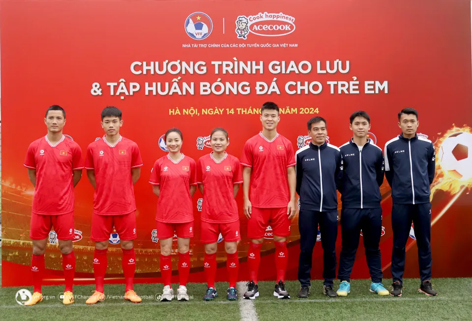 C&aacute;c tuyển thủ giao lưu c&ugrave;ng c&aacute;c em nhỏ l&agrave;ng Trẻ Em SOS Việt Nam  - Ảnh 1.