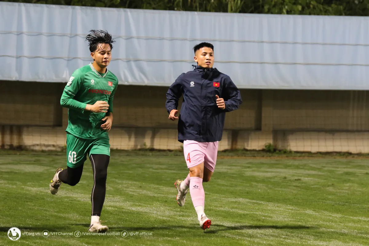 Tuyển Việt Nam tập trung đủ qu&acirc;n số, t&iacute;ch cực tập luyện cho cuộc đọ sức với Indonesia  - Ảnh 7.
