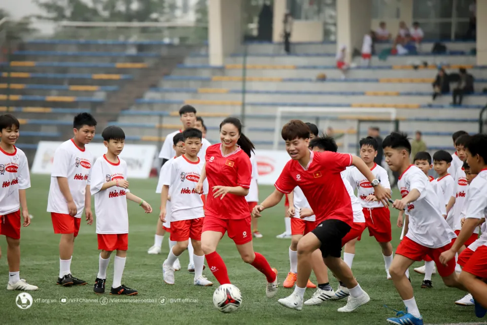 C&aacute;c tuyển thủ giao lưu c&ugrave;ng c&aacute;c em nhỏ l&agrave;ng Trẻ Em SOS Việt Nam  - Ảnh 15.