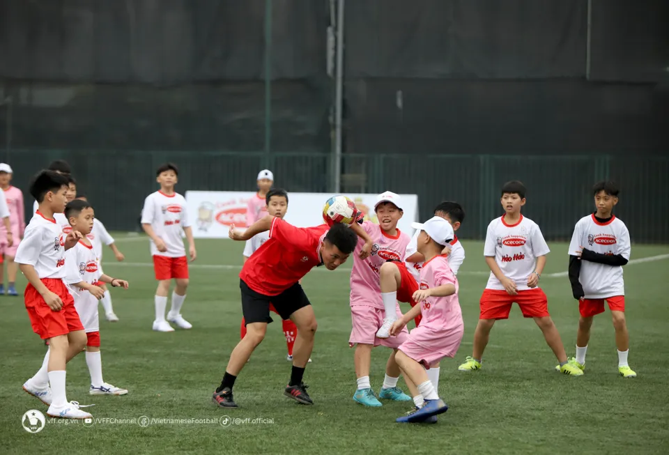 C&aacute;c tuyển thủ giao lưu c&ugrave;ng c&aacute;c em nhỏ l&agrave;ng Trẻ Em SOS Việt Nam  - Ảnh 13.