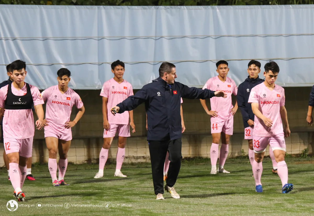 Tuyển Việt Nam tập trung đủ qu&acirc;n số, t&iacute;ch cực tập luyện cho cuộc đọ sức với Indonesia  - Ảnh 4.