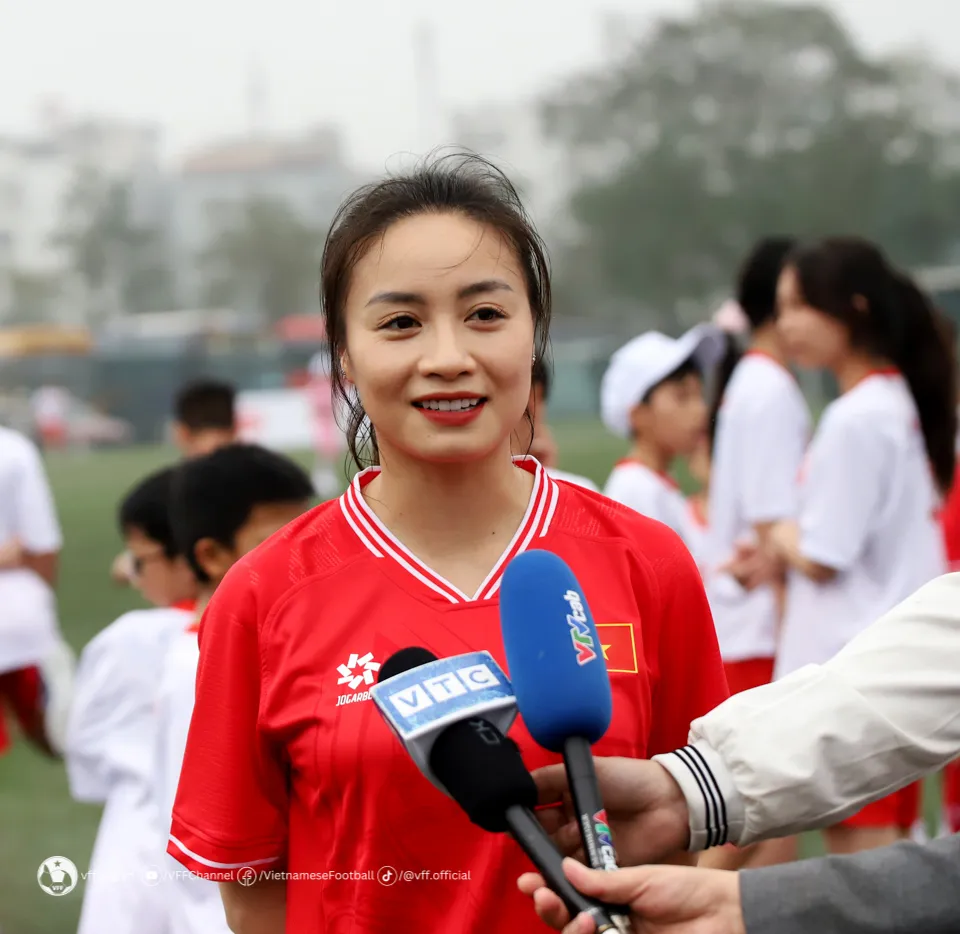 C&aacute;c tuyển thủ giao lưu c&ugrave;ng c&aacute;c em nhỏ l&agrave;ng Trẻ Em SOS Việt Nam  - Ảnh 12.