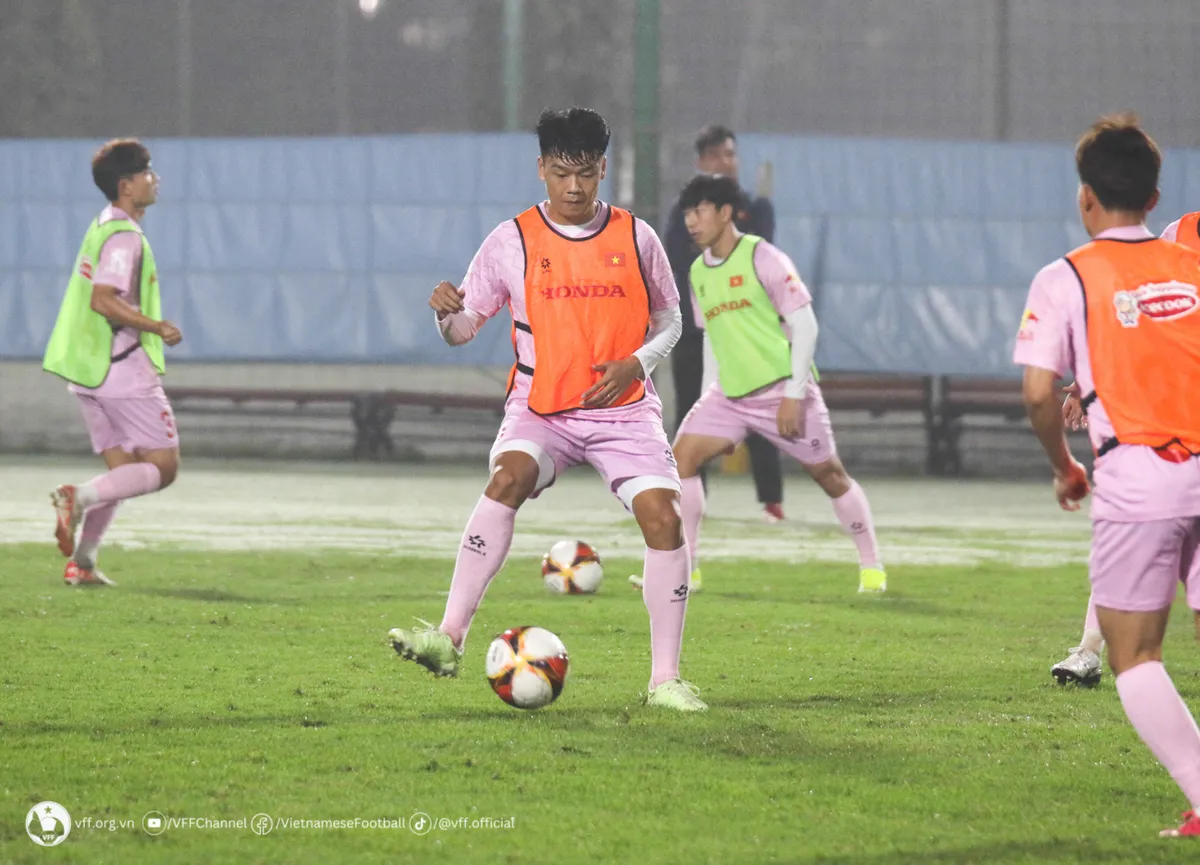 Tuyển Việt Nam tập trung đủ qu&acirc;n số, t&iacute;ch cực tập luyện cho cuộc đọ sức với Indonesia  - Ảnh 3.