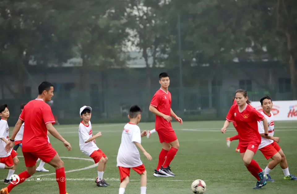 C&aacute;c tuyển thủ giao lưu c&ugrave;ng c&aacute;c em nhỏ l&agrave;ng Trẻ Em SOS Việt Nam  - Ảnh 10.