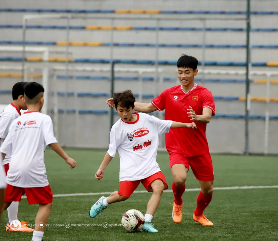 C&aacute;c tuyển thủ giao lưu c&ugrave;ng c&aacute;c em nhỏ l&agrave;ng Trẻ Em SOS Việt Nam  - Ảnh 9.