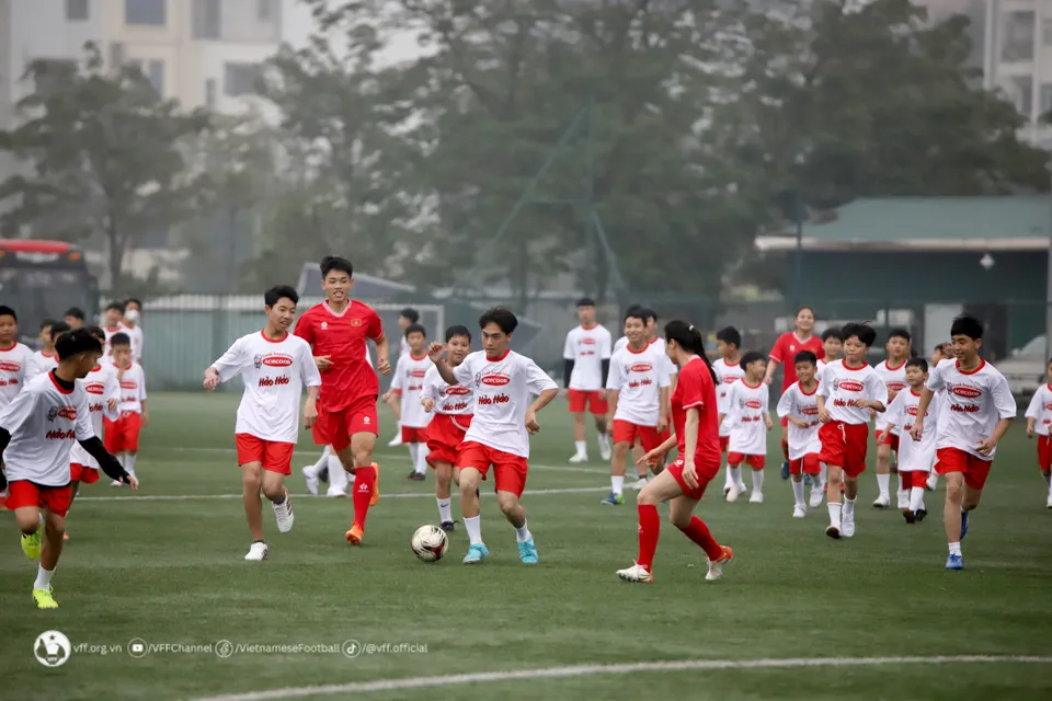 C&aacute;c tuyển thủ giao lưu c&ugrave;ng c&aacute;c em nhỏ l&agrave;ng Trẻ Em SOS Việt Nam  - Ảnh 8.