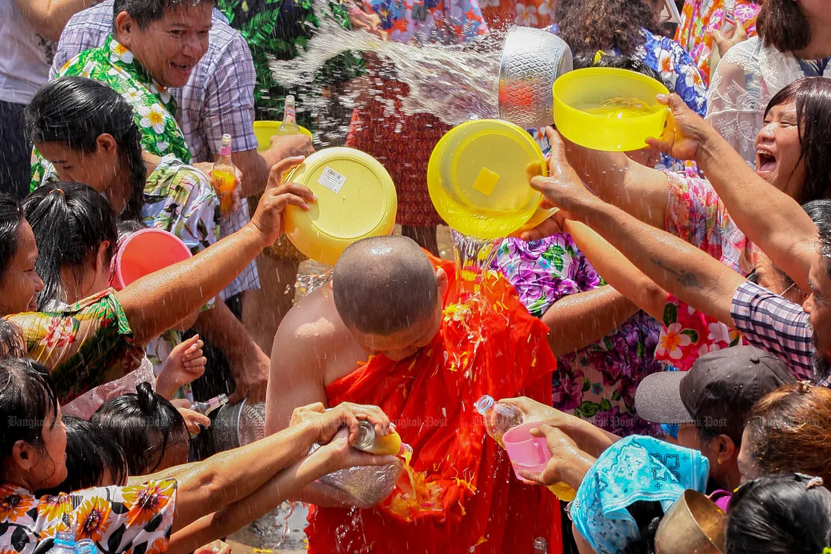 Thái Lan hạn chế rượu bia trong dịp lễ Songkran - Ảnh 1.