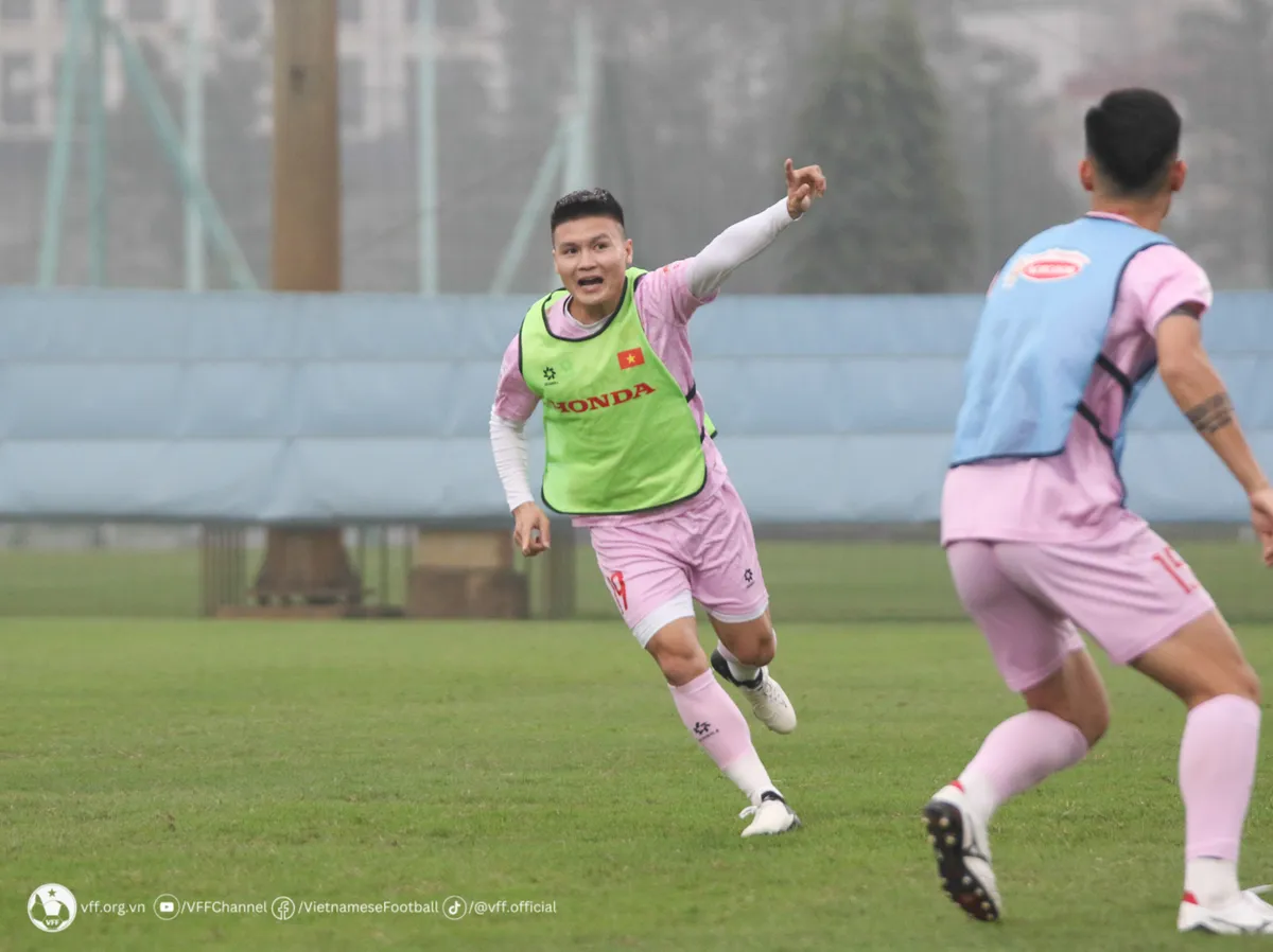 Hậu vệ Việt Anh trở lại tập luyện, ĐT Việt Nam l&agrave;m quen với b&oacute;ng thi đấu trận lượt đi gặp Indonesia  - Ảnh 4.