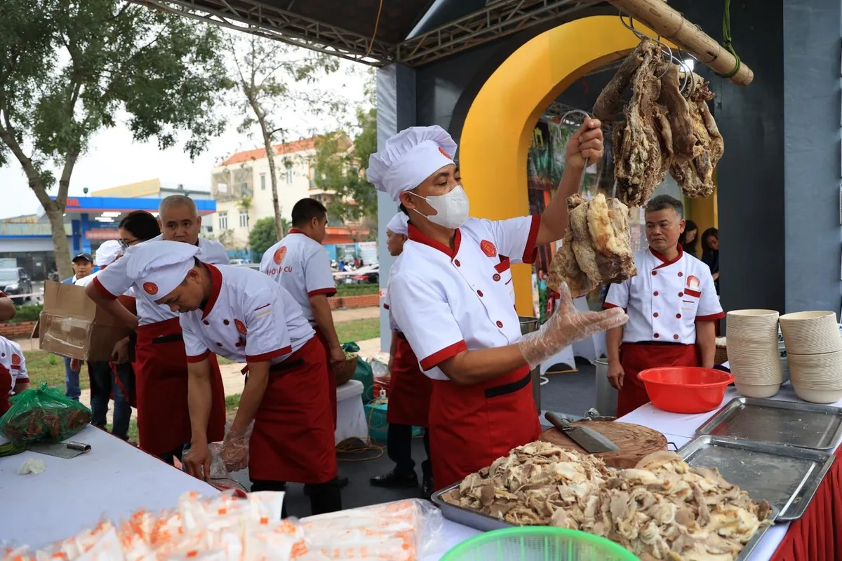 Du khách thích thú trải nghiệm phở 3 miền tại Festival Phở 2024 - Ảnh 6.