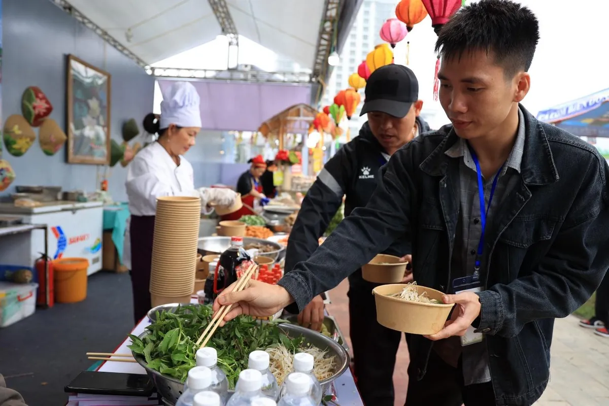 Du khách thích thú trải nghiệm phở 3 miền tại Festival Phở 2024 - Ảnh 5.