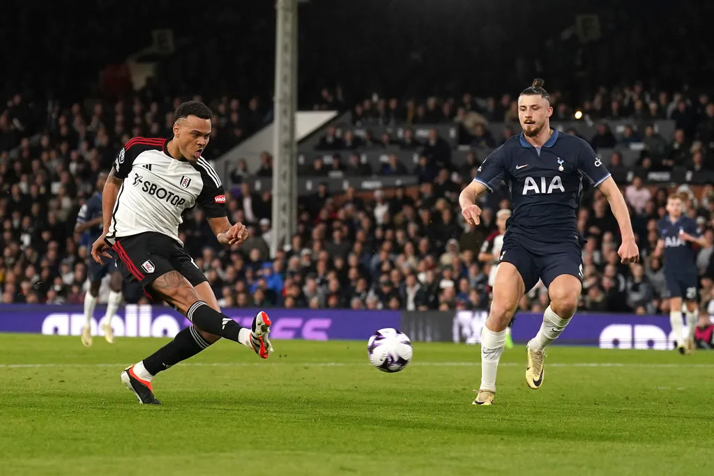 Fulham thắng thuyết phục Tottenham tại v&ograve;ng 29 Ngoại hạng Anh - Ảnh 2.