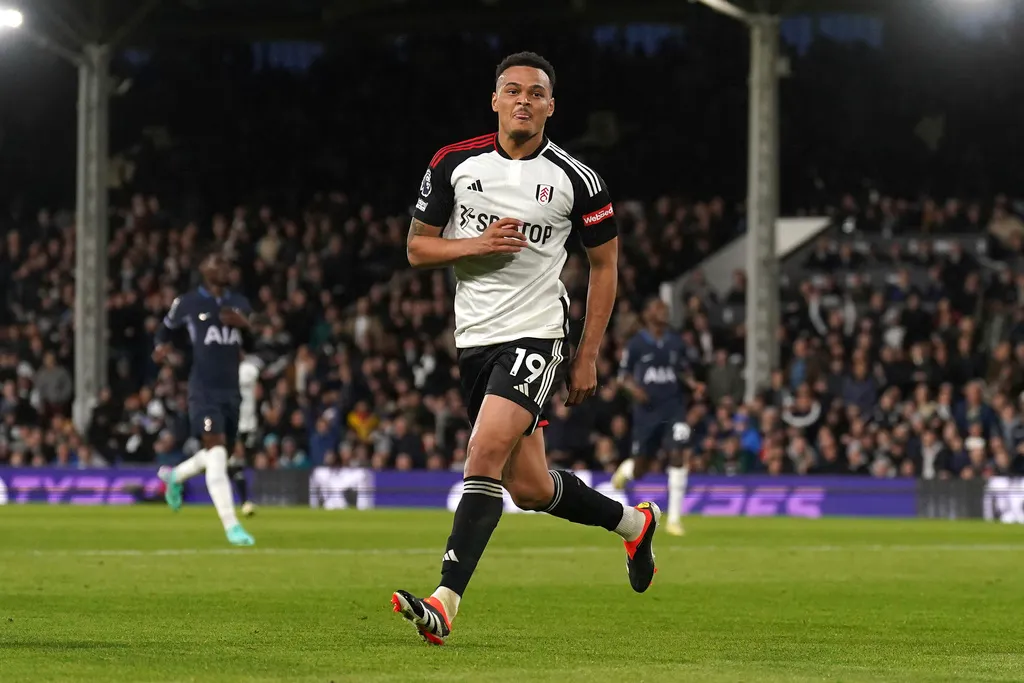 Fulham thắng thuyết phục Tottenham tại v&ograve;ng 29 Ngoại hạng Anh - Ảnh 1.