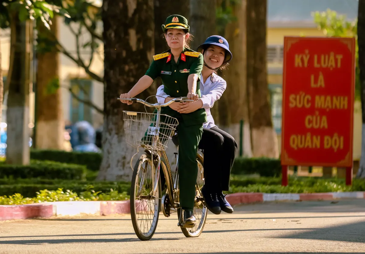 Những b&oacute;ng hồng trong qu&acirc;n ngũ - Ảnh 5.