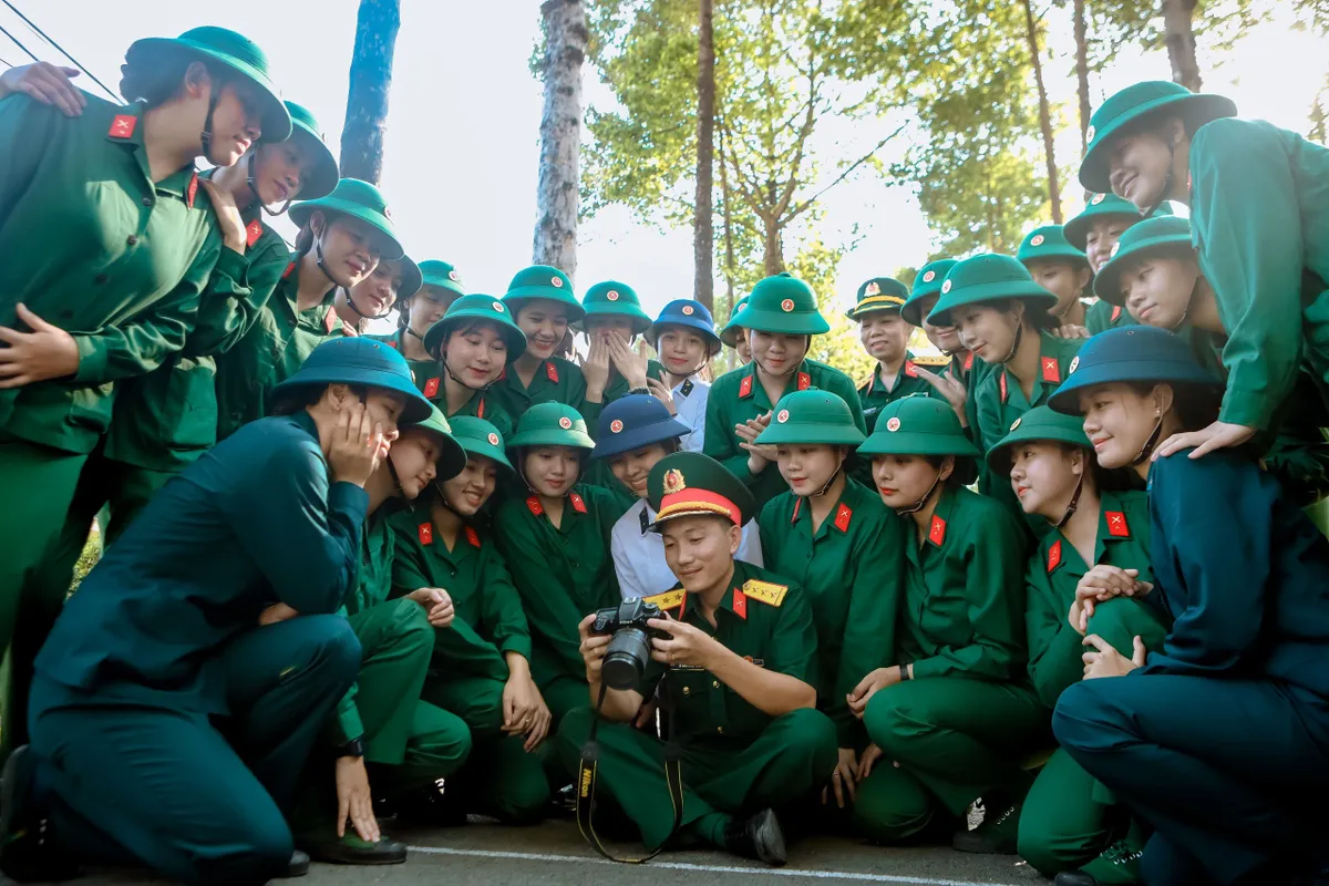 Những b&oacute;ng hồng trong qu&acirc;n ngũ - Ảnh 3.