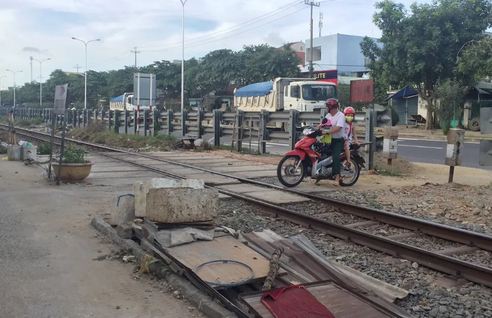 Lối đi tự mở gây khó cho việc nâng tốc độ chạy tàu - Ảnh 1.