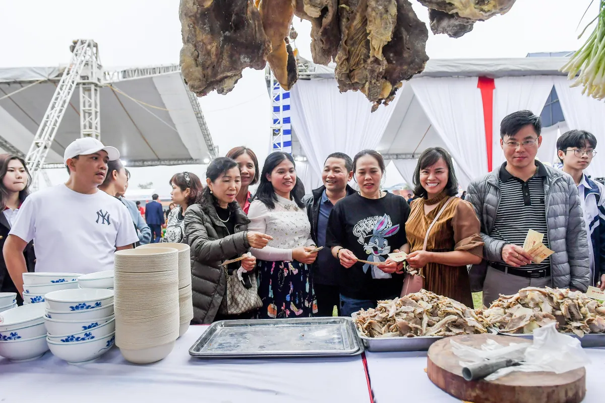 Festival Phở tại Nam Định: Hàng vạn du khách xếp hàng chờ thưởng thức phở - Ảnh 4.