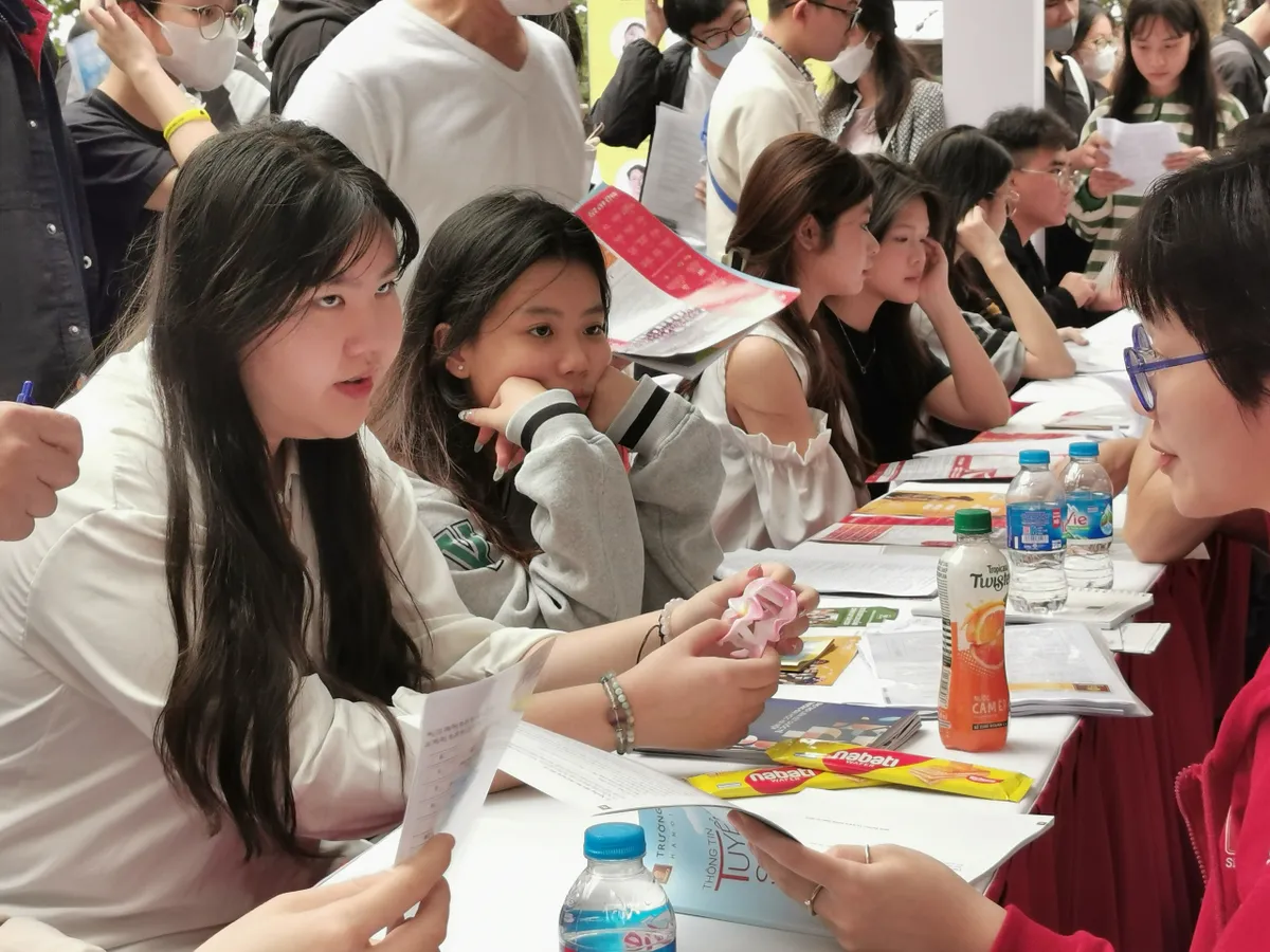Điểm sàn đại học 2025: Nhiều biến động, thí sinh cần cân nhắc kỹ- Ảnh 1. Điểm sàn đại học 2025: Nhiều biến động, thí sinh cần cân nhắc kỹ- Ảnh 1.
