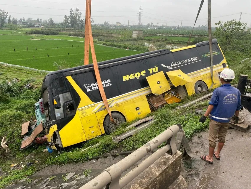 Bác thông tin 13 người tử vong trong vụ lật xe khách giường nằm ở Nghệ An - Ảnh 1.