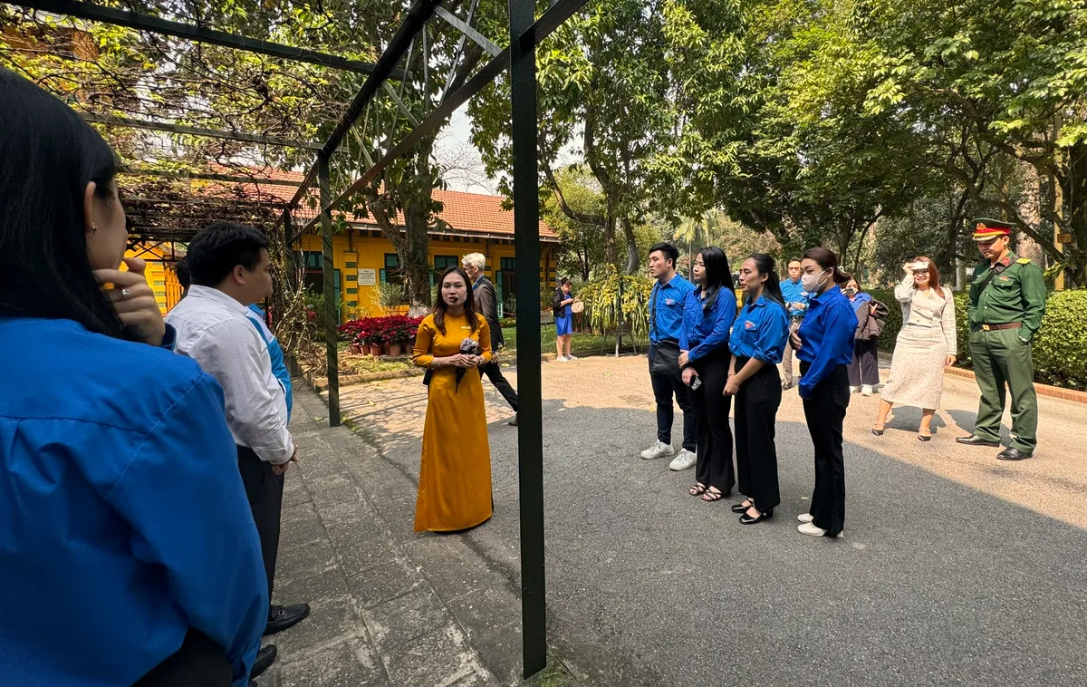 Thanh niên Đoàn Khối các cơ quan Trung ương dâng hương và viếng Lăng Chủ tịch Hồ Chí Minh - Ảnh 1.