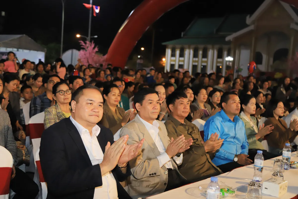 Tưng bừng khai mạc Ngày hội du lịch văn hóa Sơn La – Hủa Phăn - Ảnh 2.