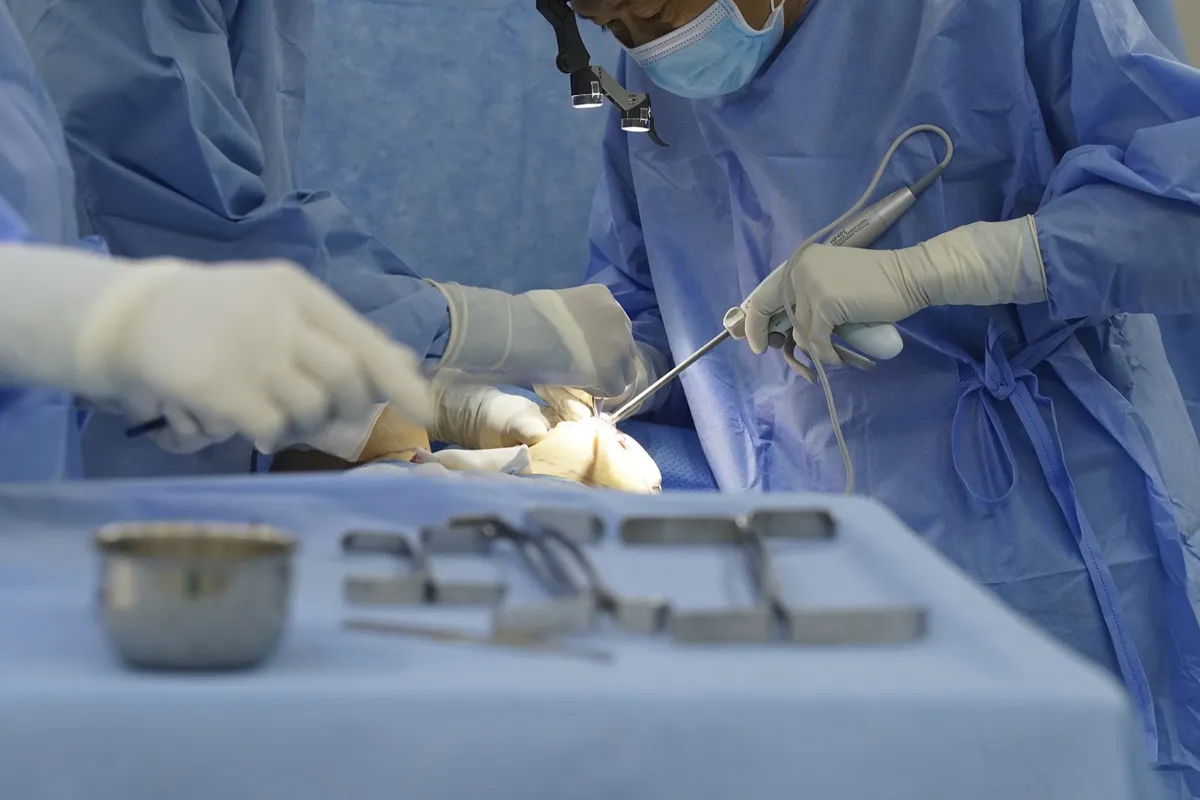 Sự mềm mại của v&ograve;ng 1 sau n&acirc;ng ngực phụ thuộc v&agrave;o c&aacute;c yếu tố n&agrave;o? - Ảnh 1.