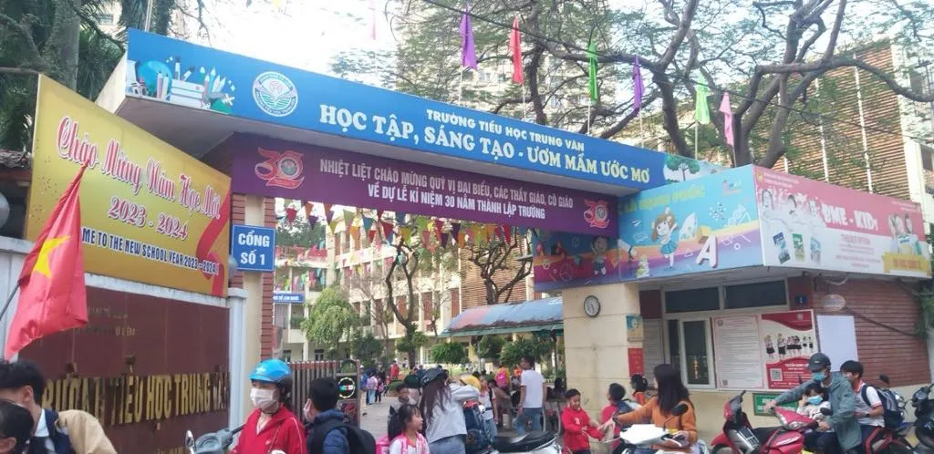 Hà Nội dự kiến giảm một nửa học phí cho học sinh các trường công lập - Ảnh 1.