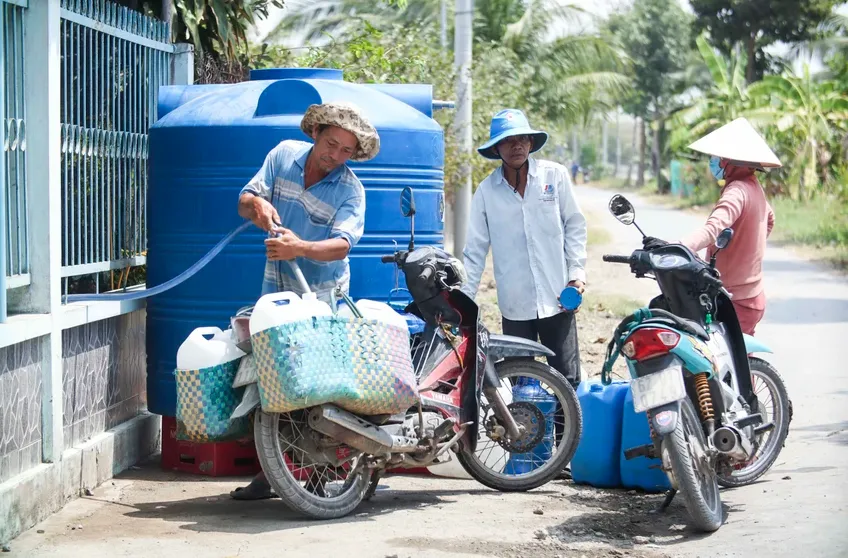 Hàng trăm hộ dân tại Long An thiếu nước sinh hoạt - Ảnh 1.