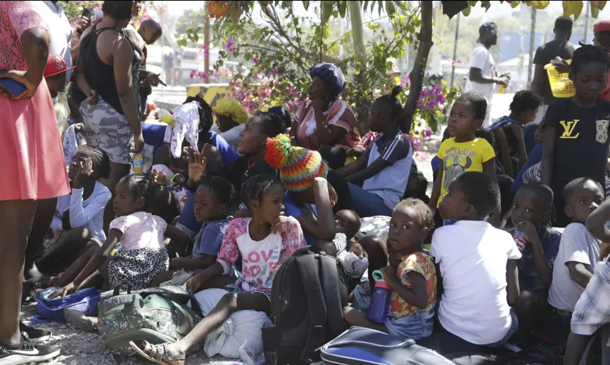 Bạo lực leo thang ở thủ đô Haiti, hàng trăm tù nhân trốn thoát khỏi nhà tù Port-au-Prince - Ảnh 1.