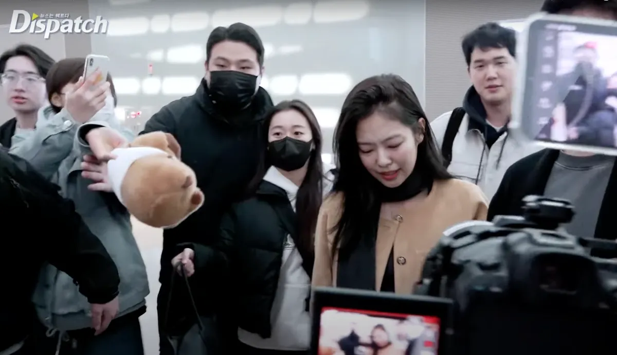 Hậu rời YG, các thành viên BLACKPINK đối mặt với đám đông hỗn loạn ở sân bay - Ảnh 3.