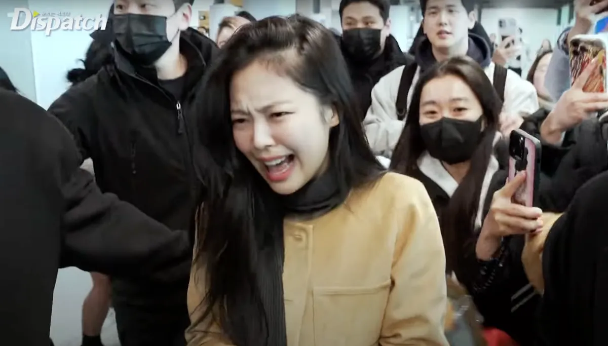 Hậu rời YG, các thành viên BLACKPINK đối mặt với đám đông hỗn loạn ở sân bay - Ảnh 5.