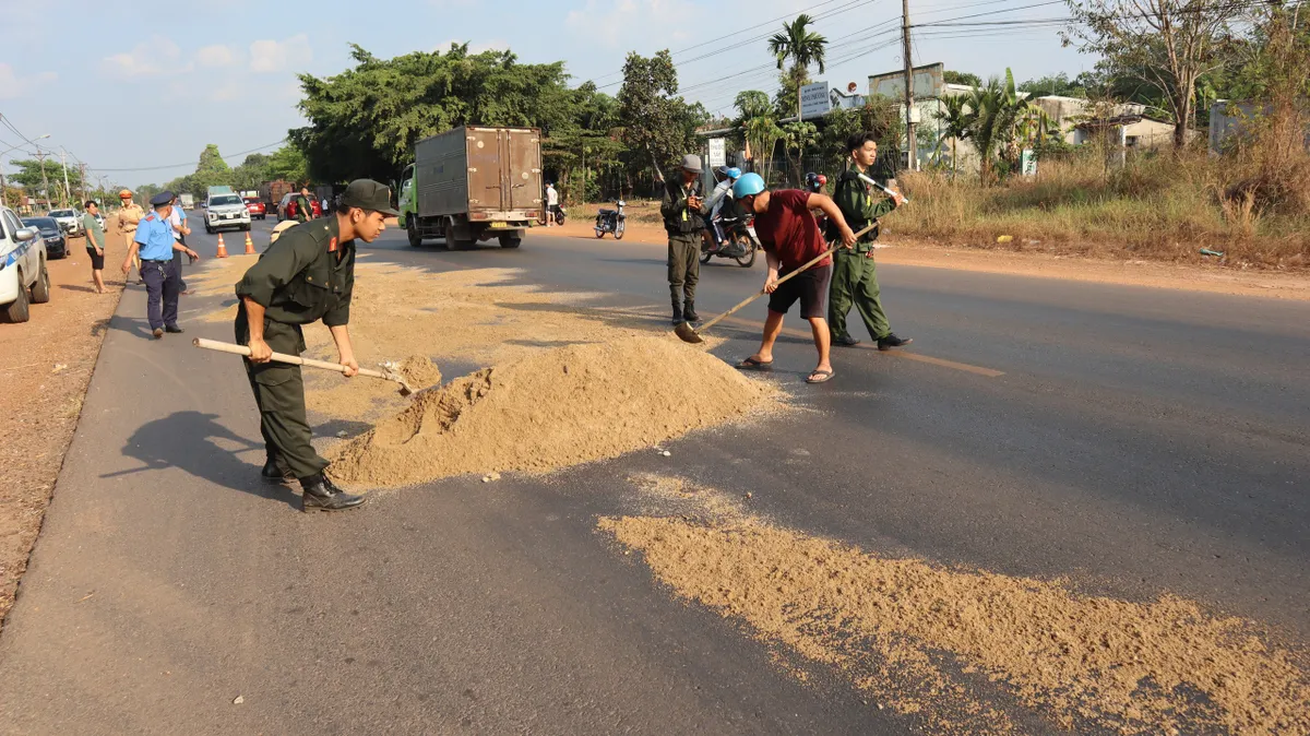 Dầu điều đổ ra đường khiến người dân té ngã, CSGT kịp thời xử lý - Ảnh 2.